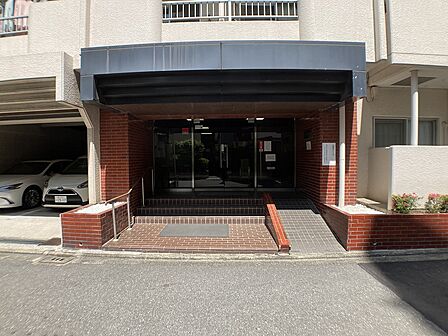 【共用部/エントランス】落ち着いた雰囲気で清潔感のあるエントランス。スロープ付きなので、ベビーカーを押しながらの通行もしやすいです。/2026年5月撮影