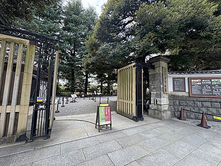 洋館と日本庭園が調和した歴史ある庭園で、洋風庭園では約100種200株のバラが咲き誇ります。春と秋には見頃に合わせてバラフェスティバルも開催されています。