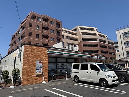 【セブン・イレブン北区西ヶ原3丁目店/100m】24時間営業で、食品や日用品が揃う便利なコンビニです。急な買い物にも対応でき、周辺の暮らしを支える身近な店舗として利用されています。