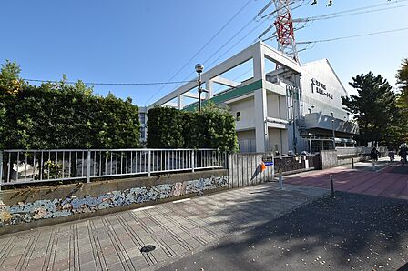 【清新第一小学校/650m】「こころ豊かに たくましく教育の江戸川区」を教育活動の骨子に据えています。自ら学び、主体的に行動する人間性豊かな児童の育成を目指した教育活動が行われています。
