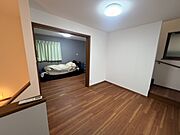 【2階部分】手前の5.7帖洋室には床暖房付。ご家族の集まるお茶の間としても使えますね。