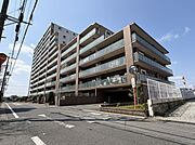 ■街並みに調和しながらも存在を放つ佇まい