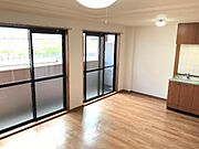 2つの掃出し窓で明るいリビング