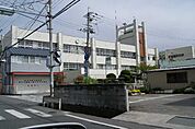 根来小学校まで560ｍ