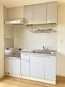 窓があり明るいキッチンです。収納も豊富です。