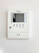 設備でカラーＴＶ付ドアホンが付いていますので、安心です。