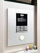 来訪者の顔を見て話せるオートロック採用。