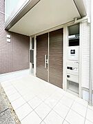 玄関はオートロック＋防犯カメラ設置物件で、高セキュリティシャーメゾンです。