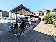 サイクルポートも広々した屋根付きです♪