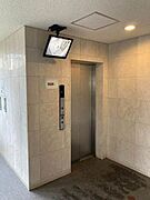 【ＥＶ】防犯カメラ付きのエレベーターです。