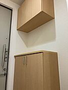 【玄関】上部に吊戸棚もあり靴の収納に便利。棚上にはお花や家族の写真も飾れます。