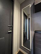 【玄関】お出かけ前に身だしなみチェックできる全身鏡のある玄関です♪