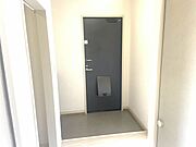 ゆとりのある空間で靴の脱ぎ履きが楽ちんです。