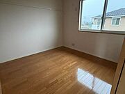 窓から明るい光が入る洋室