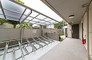 屋根付き駐輪場あります。