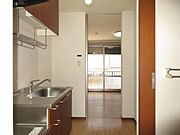 居室とキッチンの間に仕切りがある1Ｋタイプのお部屋です。料理のにおいや煙がベッドにうつる心配がなく、思いっきり自炊を楽しめます。