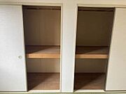 布団だけでなく大きな荷物の収納にも便利な押入付きの和室6．1帖
