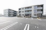 3階建てのマンションです。目の前に駐車場があります。