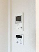 室内から来訪者を確認することができます。