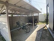屋根付きの駐輪場です。