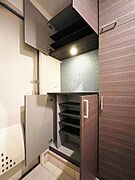 収納力の高いシューズボックス付です。