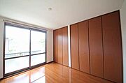 【洋室】クローゼットがあります。お部屋全体とも調和した木目素材を採用。
