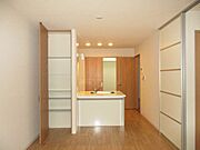 ＬＤＫに使い勝手のよい収納付き♪清潔感のあるホワイト基調のクロスと、木の温もりが優しいフローリングのリビングです。