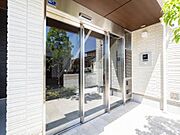 【エントランス】エントランスはオートロック、防犯カメラ採用。防犯面にも配慮してます。