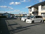 建物目の前に駐車場があります。