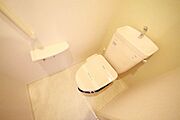 【トイレ】トイレットペーパーホルダー付き。何かと便利に使用出来ます。