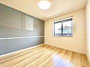 【洋室】アクセントクロスで壁紙の色を1面変える事で、しっとりと落ち着いた雰囲気をコーディネートしました