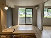 エアコン備え付き。アクセントクロスがおしゃれなＬＤＫ。