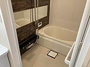 オシャレなアクセントを施したゆったりユニットバスです。
