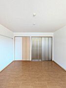 お部屋全体の雰囲気が伝わってきますね！是非家具の配置などイメージしてみて下さい。