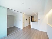 南向きのお部屋で明るい採光が望めます。