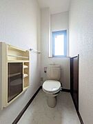 【トイレ】トイレットペーパーホルダー付き。何かと便利に使用出来ます。