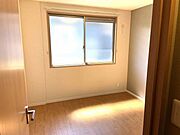 窓から明るい光が入る洋室。