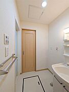 横には洗濯機置き場がございます。