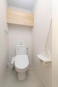 【トイレ】トイレットペーパーホルダー付き。何かと便利に使用出来ます。