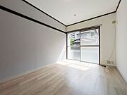 バルコニースペースに面した洋室です。