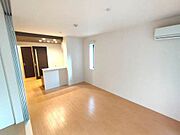 対面キッチン採用のリビングスペースです。