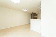 対面キッチン採用のリビングスペースです。