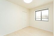 腰窓採用の洋室です。