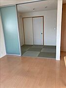 リビングと和室の間にはスライディングスクリーンがあります。