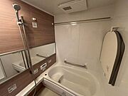 アクセントパネルがオシャレな浴室。浴室乾燥機と追い焚き給湯があります。