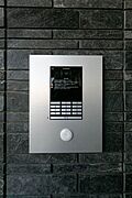 エントランスにはオートロックを導入しております。