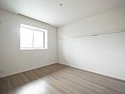 腰窓のある居室です。ハンガーフックもございます。