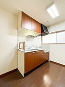 木目調のキッチンはやわらかくナチュラルな雰囲気がオススメ！