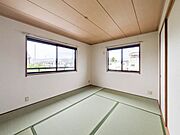 窓があり、納戸や押入付きの和室です。