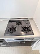 【キッチン】3口ガスコンロ付きシステムキッチンで料理もはかどります♪
